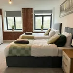 Stunning 2 Bed In City Centre With Free Parking - Sleeps 7