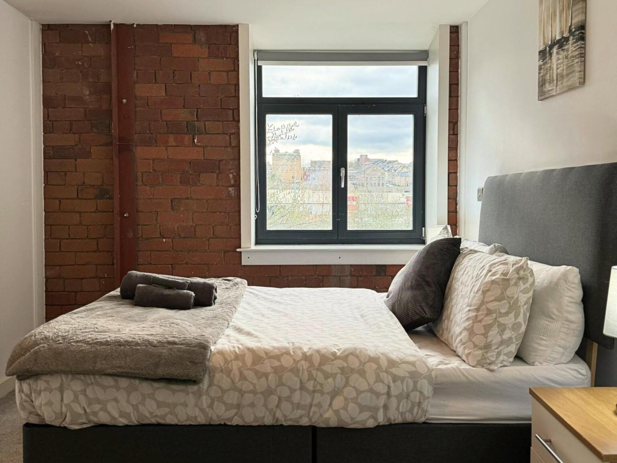 Stunning 2 Bed In Centre With Free Parking - Sleeps 7 Apartment